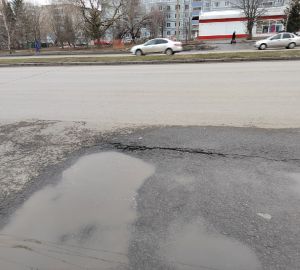 В мэрии рассказали, когда на проспекте Строителей восстановят просевший асфальт