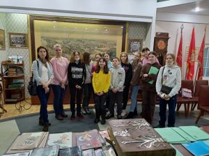 По приглашению Владимира Вдонина юные художники посетили ОАО "Маяк"