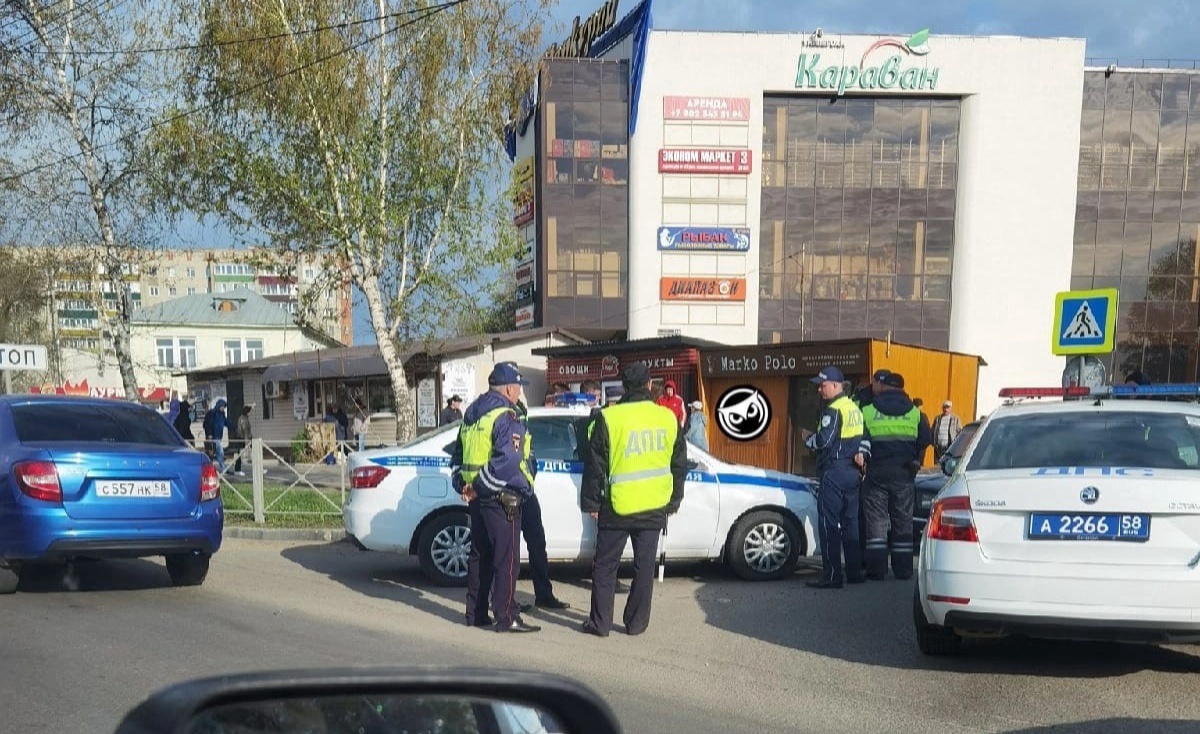 В Пензе пять полицейских машин заблокировали автомобиль с пьяным водителем