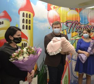 Ольга Чистякова поздравила с рождением третьего ребенка роженицу из Донбасса