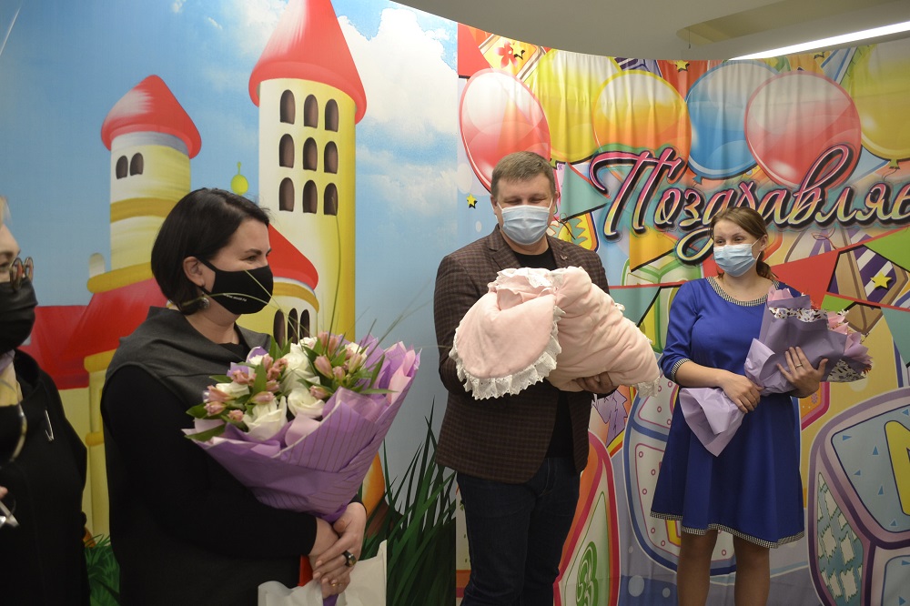 Ольга Чистякова поздравила с рождением третьего ребенка роженицу из Донбасса