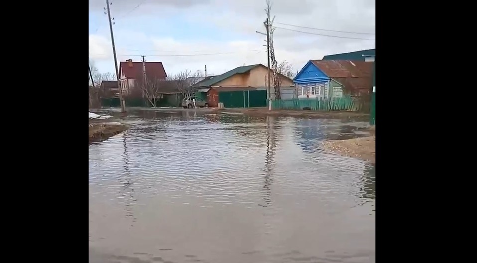 Жители Терновки пожаловались на "реку" по улице Ростовской