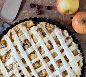 Рецепт в пост: как приготовить пирог с сухофруктами и халвой