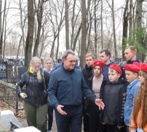 В Сердобске прошла акция по благоустройству мемориала с участием Валерия Лидина