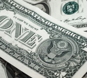 Курс доллара опустился ниже 75 рублей