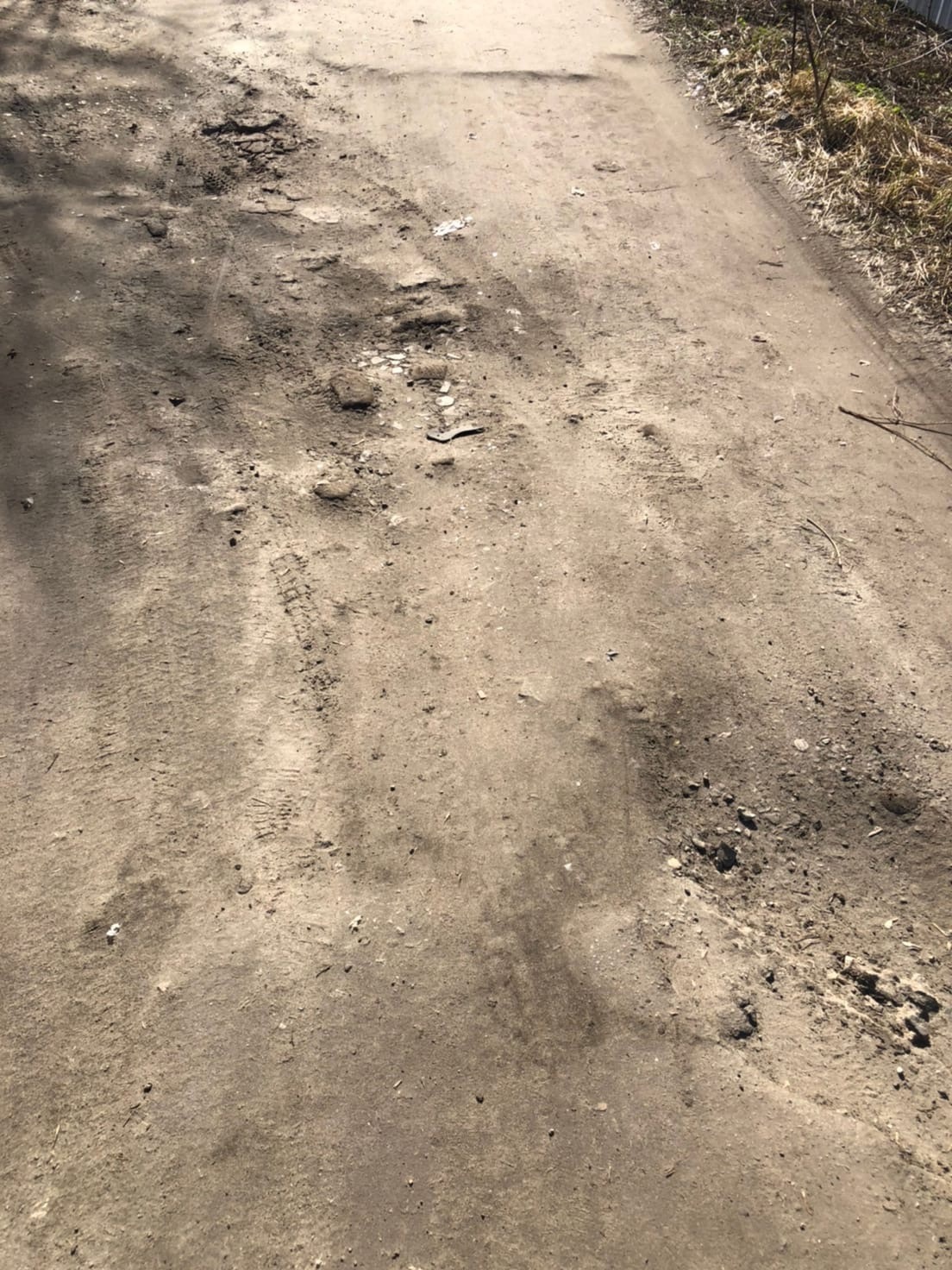 Жители Ахун просят сделать ремонт пешеходной дороги