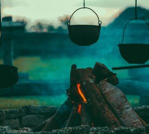 Эксперты по выживанию рассказали, как вскипятить воду в пластиковой бутылке