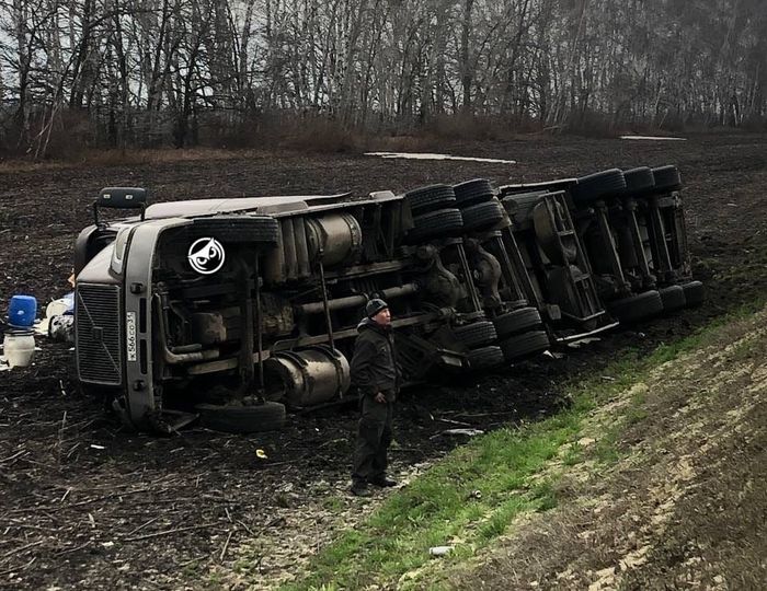 На трассе под Пензой перевернулся грузовик с молоком