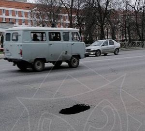 На проспекте Победы провалился асфальт