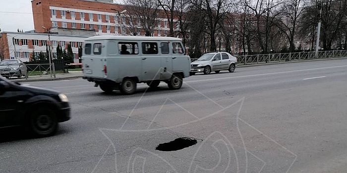 На проспекте Победы провалился асфальт