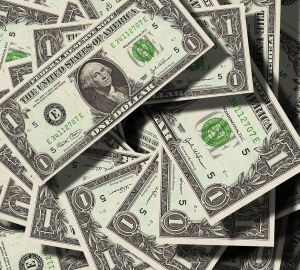 Курс евро впервые за два года опустился ниже 77 рублей