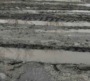 Проехать можно только на тракторе: мокшанцы пожаловались на местные дороги