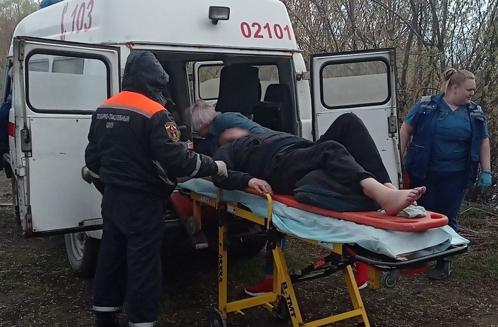 Пензенские спасатели помогли рыбаку, который сломал ногу