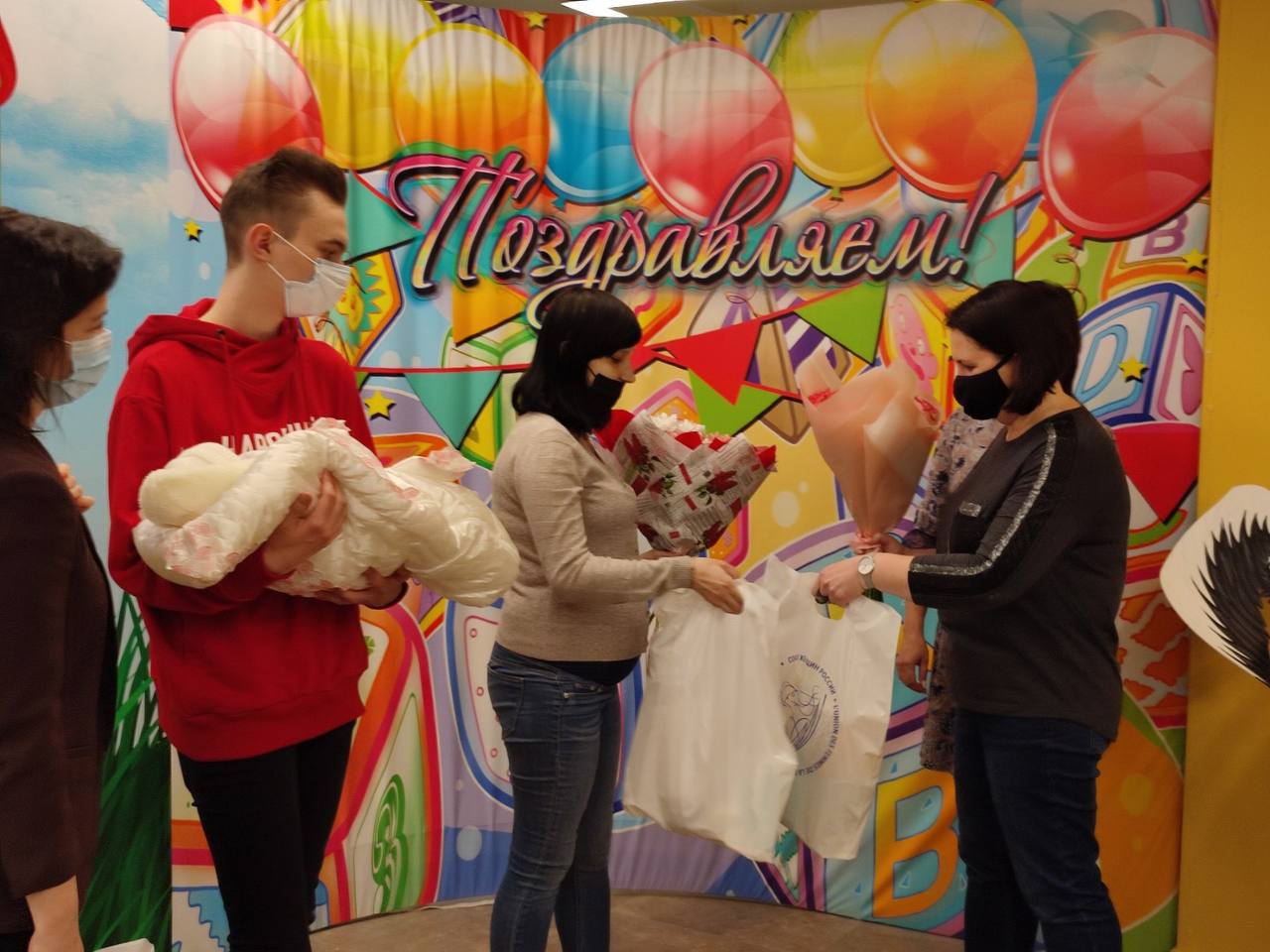 Ольга Чистякова поздравила молодую маму из Донбасса с рождением четвертого ребенка