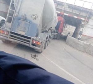 В Пензе под Бакунинским мостом в очередной раз застряла фура