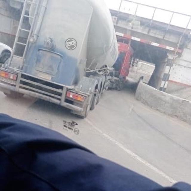 В Пензе под Бакунинским мостом в очередной раз застряла фура