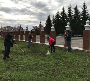 Сотрудники Заксобрания благоустроили мемориалы ко Дню Победы