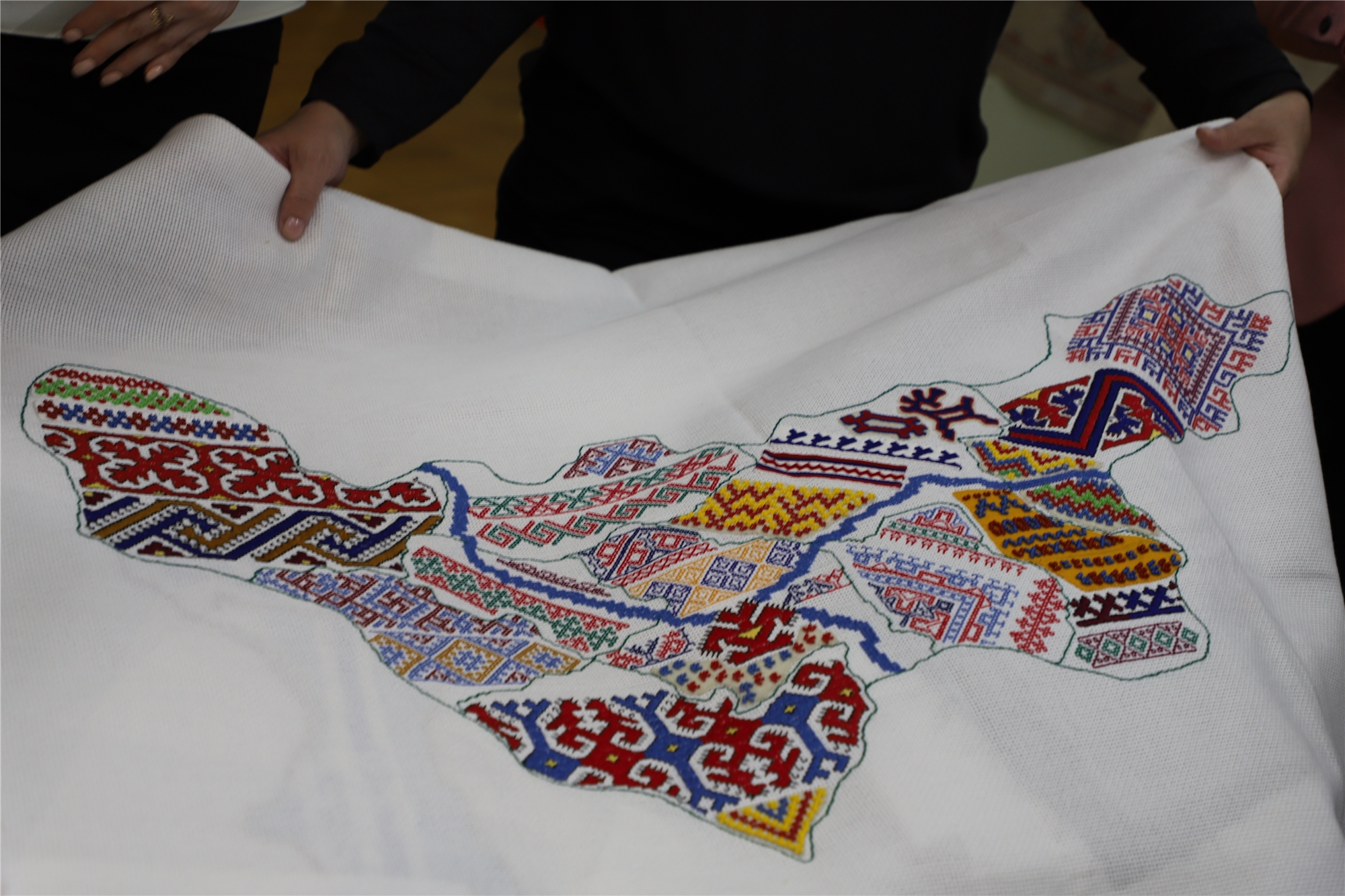 Пензенские мастерицы вышивают карту национальных узоров России