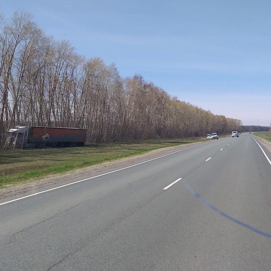 На трассе большегрузная машина сошла в кювет