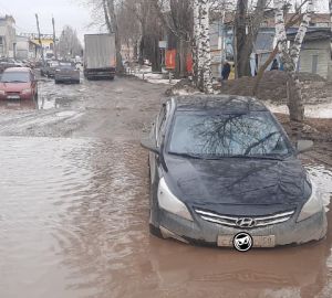 Пензячку вытаскивали из авто с помощью трактора на затопленной улице Байдукова