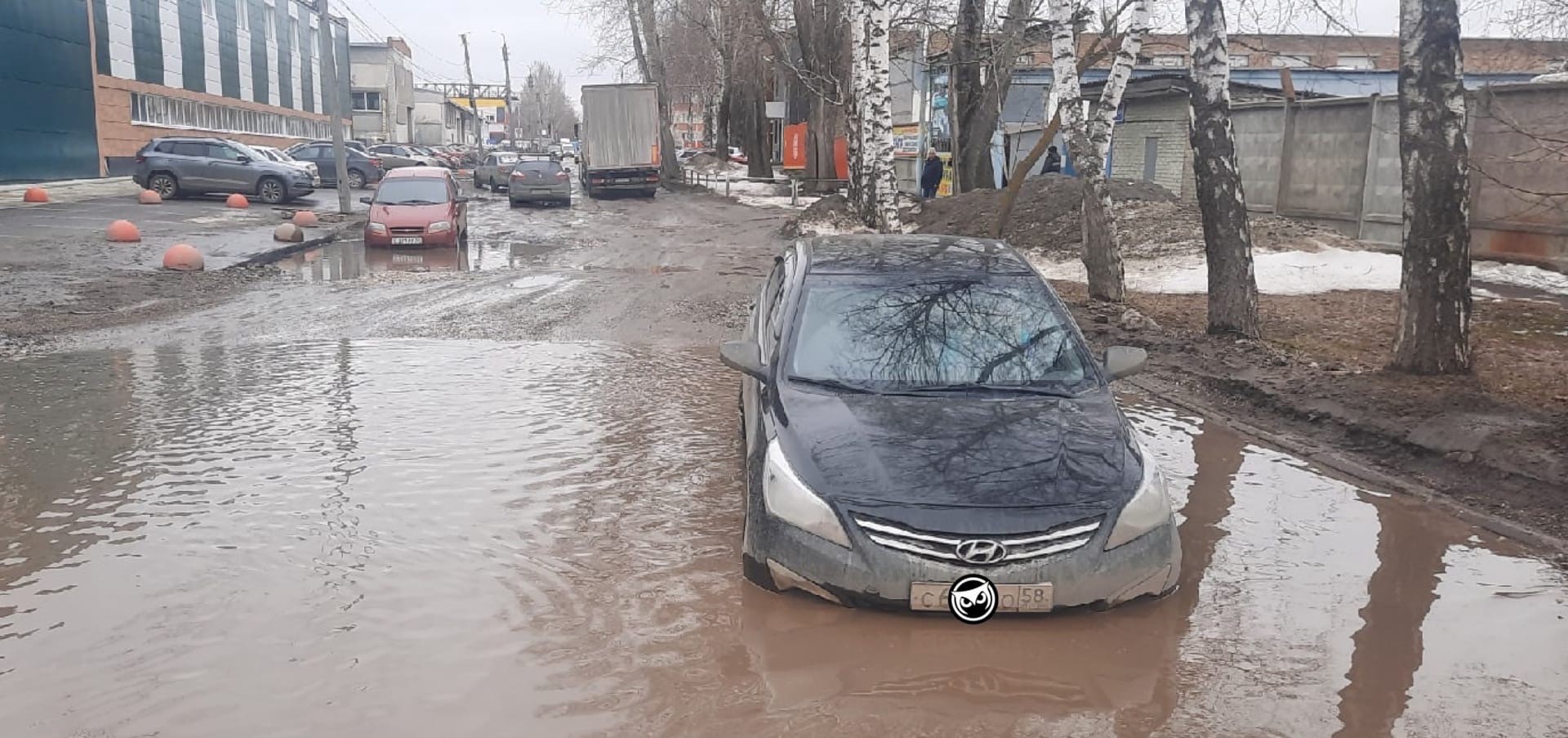 Пензячку вытаскивали из авто с помощью трактора на затопленной улице Байдукова
