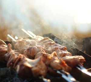 Названа стоимость «шашлычного набора» для отдыха на природе