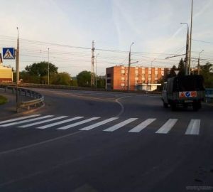 В Пензе рабочие наносят дорожную разметку термопластиком