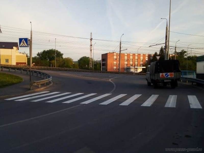 В Пензе рабочие наносят дорожную разметку термопластиком