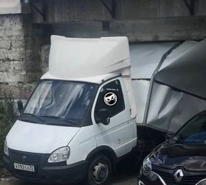 В Пензе грузовая «Газель» застряла под мостом «Винни пуха»