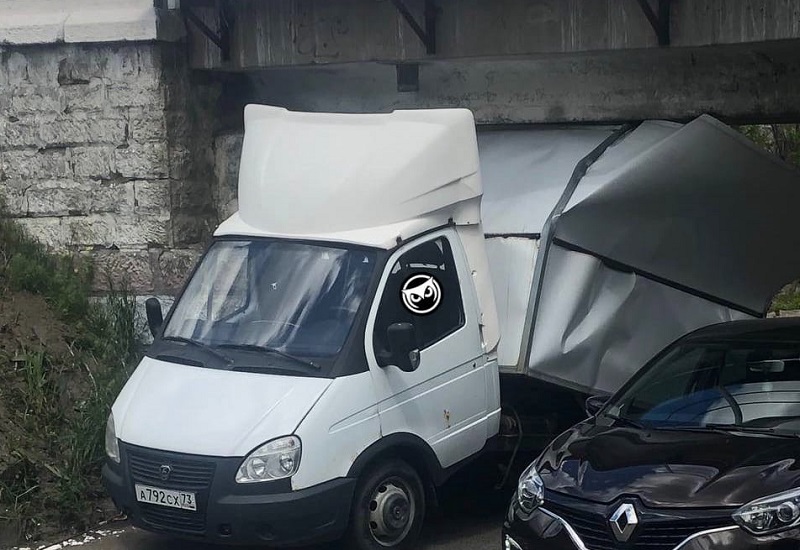 В Пензе грузовая «Газель» застряла под мостом «Винни пуха»