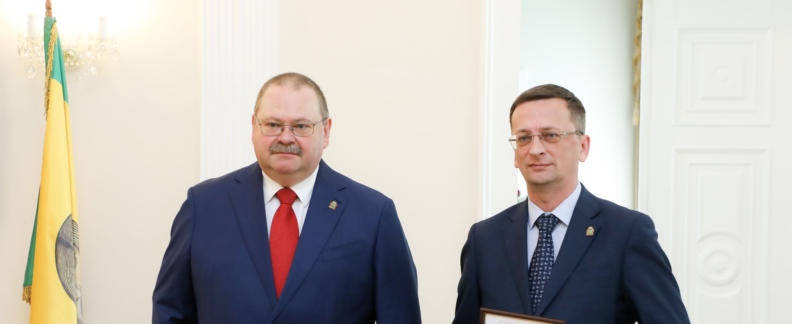 Олег Мельниченко вручил награду министру сельского хозяйства Роману Калентьеву