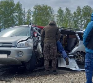 Легковушка всмятку: появились фото с места смертельного ДТП в Башмаковском районе