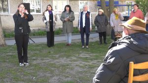 В Кузнецке для ветерана войны устроили концерт во дворе дома