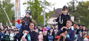 Олег Мельниченко посетил линейку «Последнего звонка» в школе №19