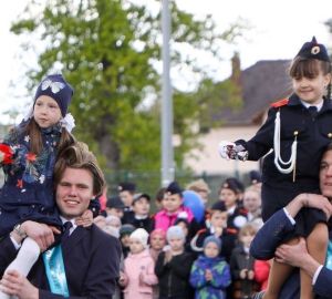 Олег Мельниченко посетил линейку «Последнего звонка» в школе №19