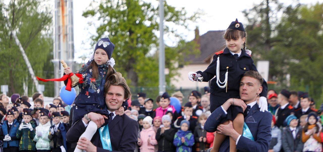 Олег Мельниченко посетил линейку «Последнего звонка» в школе №19