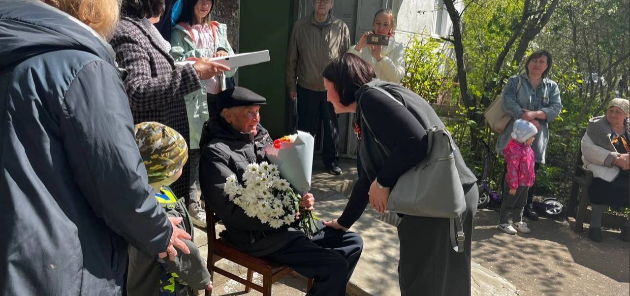 Ольга Чистякова поздравила ветерана с Днем Победы