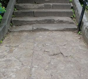 «Ноги сломаешь»: пензенцы недовольны состоянием лестницы возле памятника первопоселенцу