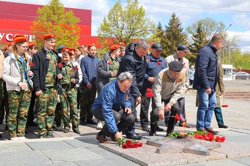 Валерий Лидин возложил цветы к Вечному огню в Сердобске