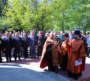 Валерий Лидин и Олег Мельниченко возложили цветы к Вечному огню