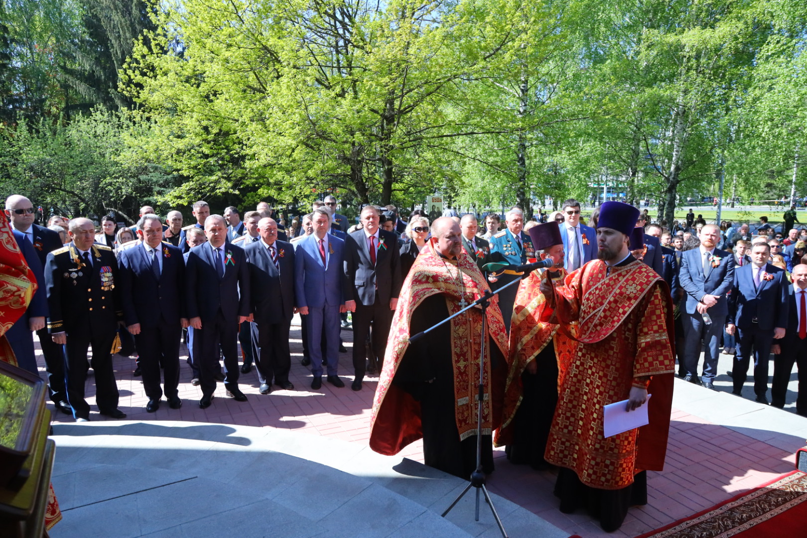 Валерий Лидин и Олег Мельниченко возложили цветы к Вечному огню