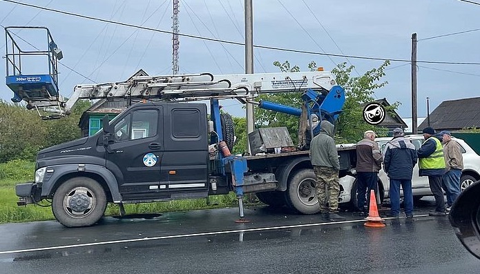В Пензенской области водитель легковушки угодил под автовышку