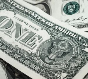 Центробанк снизил курс доллара на 3,5 рубля