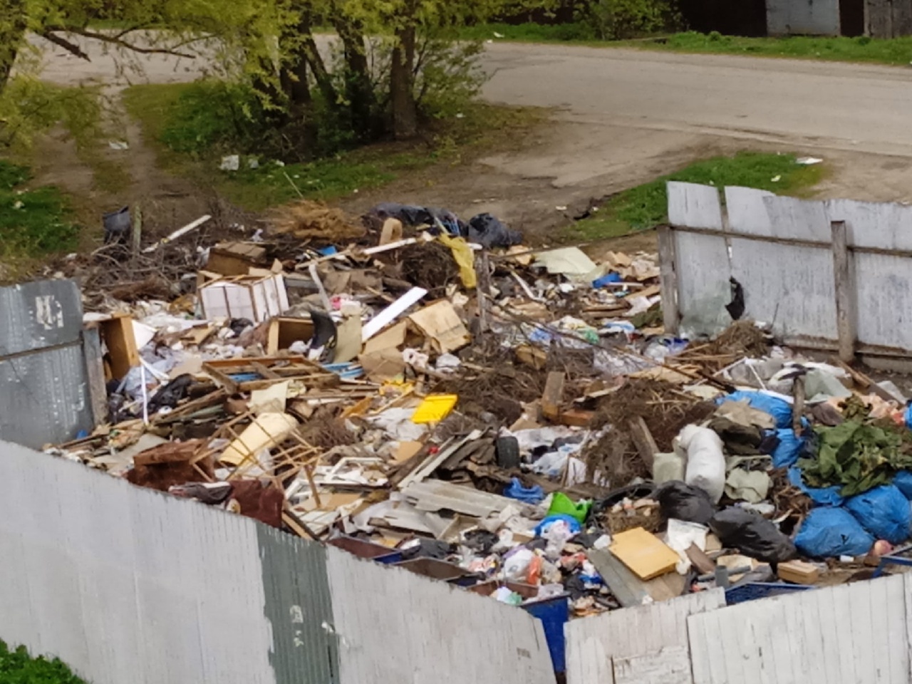 Жители Никольска «утонули» в мусоре