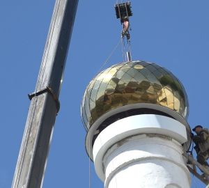 В Радоницу в Кузнецке начали устанавливать новые купола на соборе