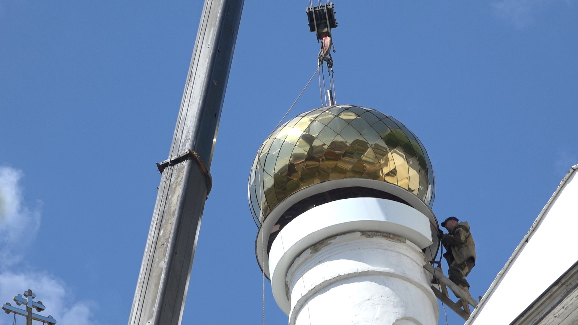 В Радоницу в Кузнецке начали устанавливать новые купола на соборе