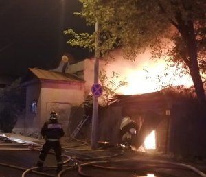 В Пензе на 9 мая более 30 человек тушили пожар на Урицкого