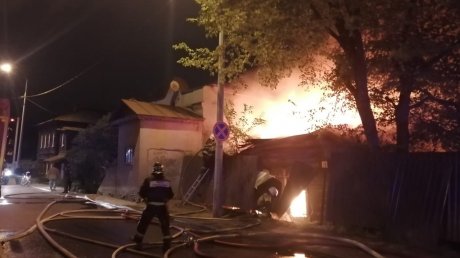 В Пензе на 9 мая более 30 человек тушили пожар на Урицкого