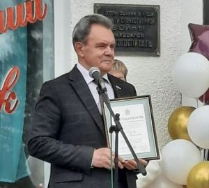 Валерий Лидин поздравил выпускников школ Бековского района с «Последним звонком»