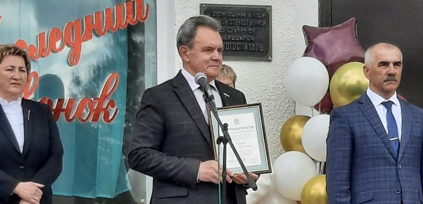 Валерий Лидин поздравил выпускников школ Бековского района с «Последним звонком»